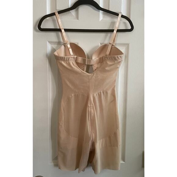 Shapellx MeshSmooth Deep Plunge Bodysuit Beige Size - Medium - Picture 3 of 9